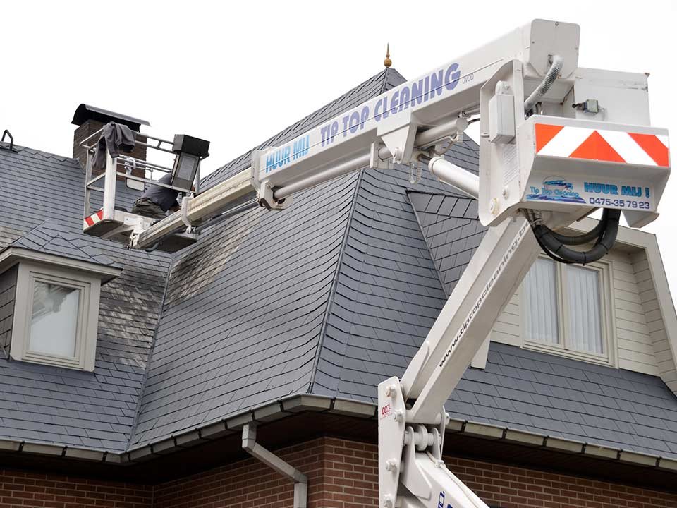 Dak dat vanop een hoogwerker gereinigd wordt