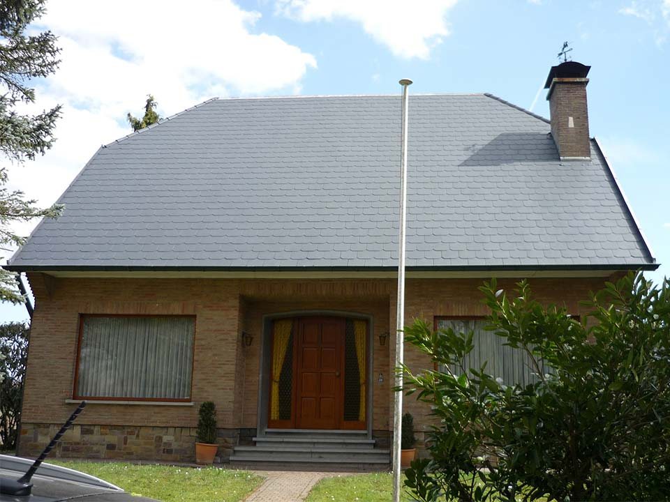 Gereinigd leien dak op een woning