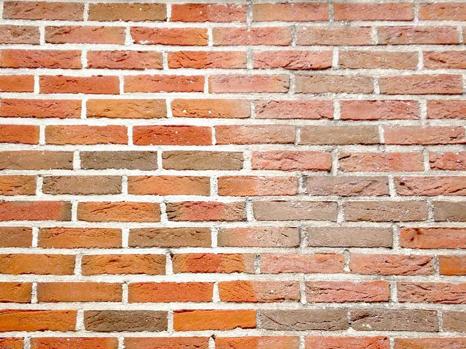 Bakstenen gevel, deels gereinigd