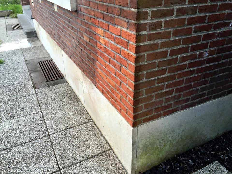 Gevel die met een lans gereinigd wordt