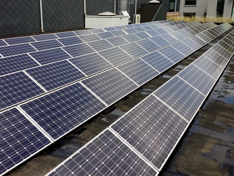 Gereinigde zonnepanelen op een plat dak