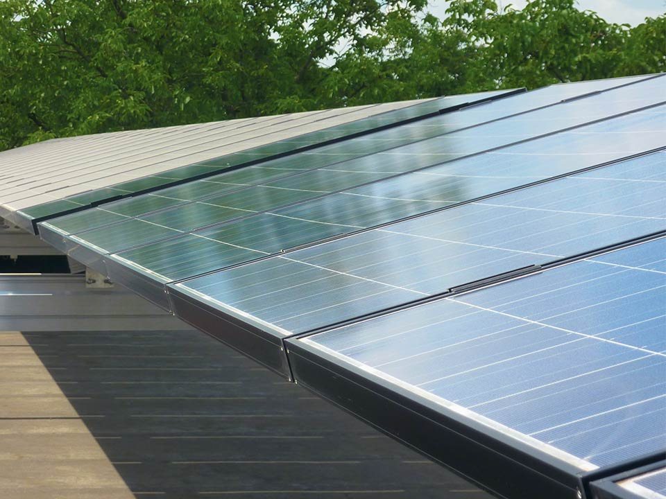 Zonnepanelen tijdens het reinigen